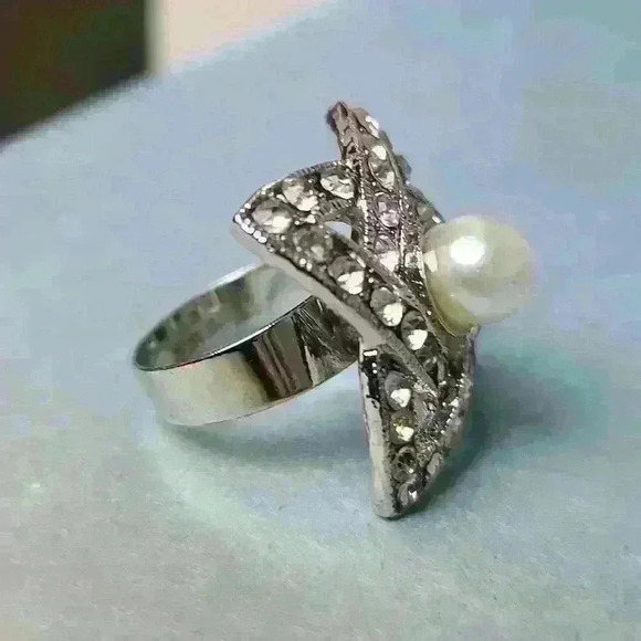 Silver tone rhinestones fuax pearl ring cocktail rings size 7 adjustable - Picture 3 of 16